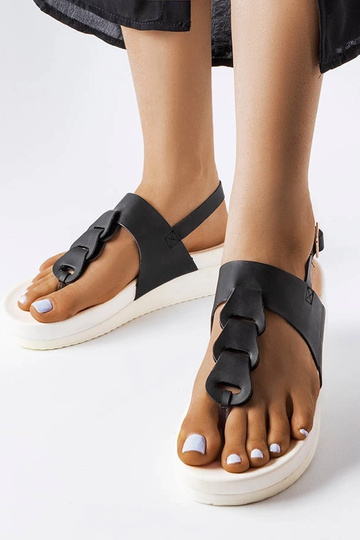 Czarne sandały na koturnie...