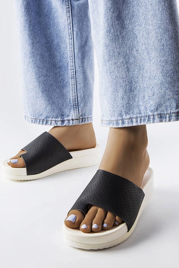 Czarne klapki na koturnie...