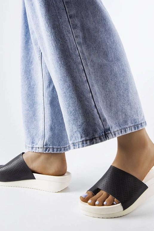 Czarne klapki na koturnie Monferrato