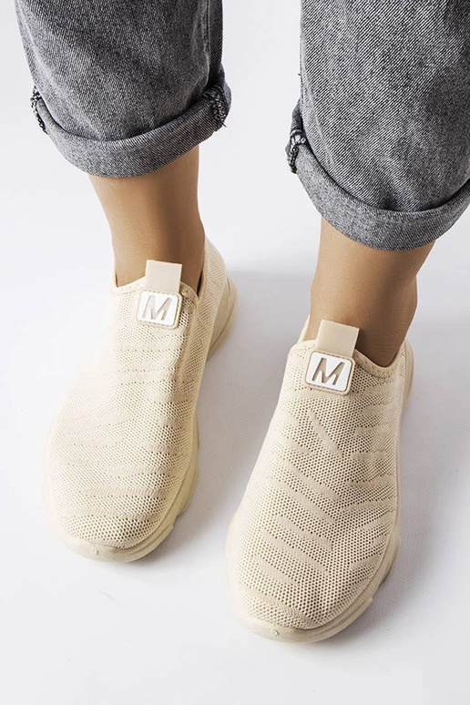 Beżowe materiałowe buty sportowe...