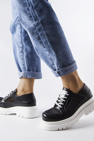 Czarne ażurowe masywne...