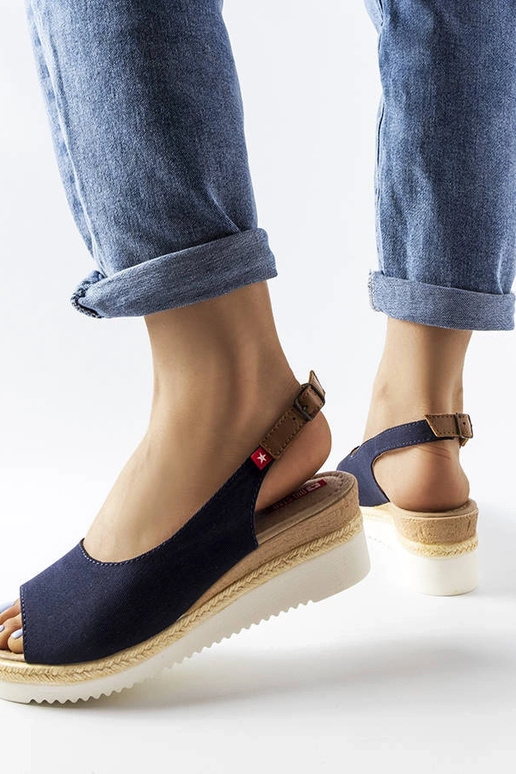 Granatowe sandały na koturnie Big...