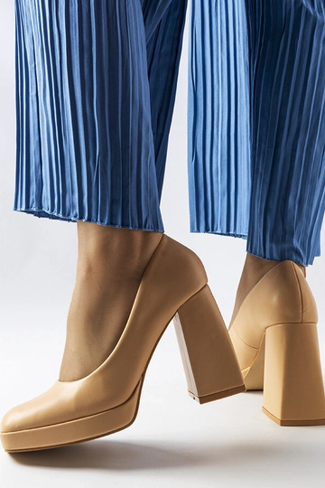 Beige high heel pumps Unos