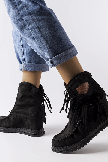 Czarne botki na koturnie...