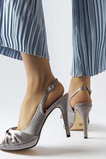 Jasnoszare sandały na... 2