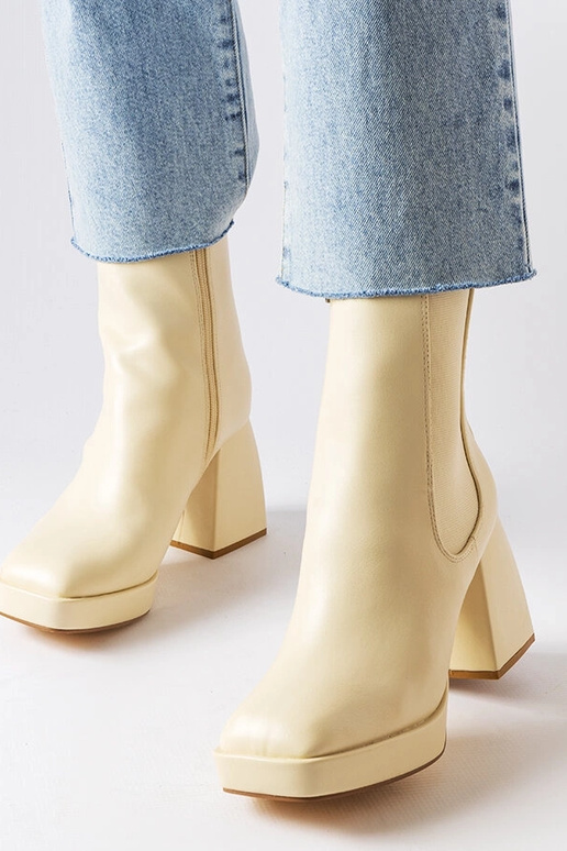 Beżowe botki na masywnym słupku Watson