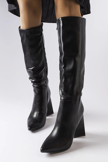 Czarne kozaki na słupku...