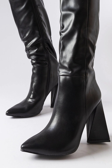 Czarne kozaki na słupku... 2