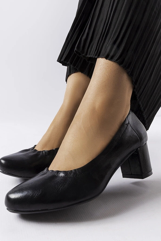 Czarne czółenka na słupku Ploufe