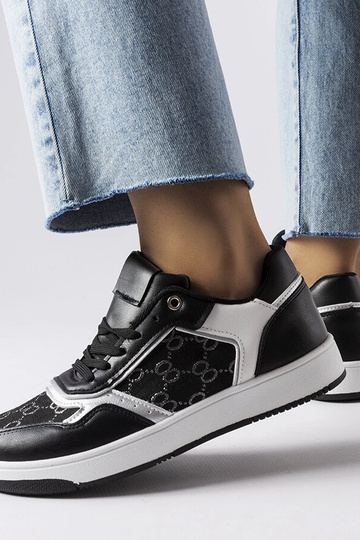 Czarne sneakersy zdobione...
