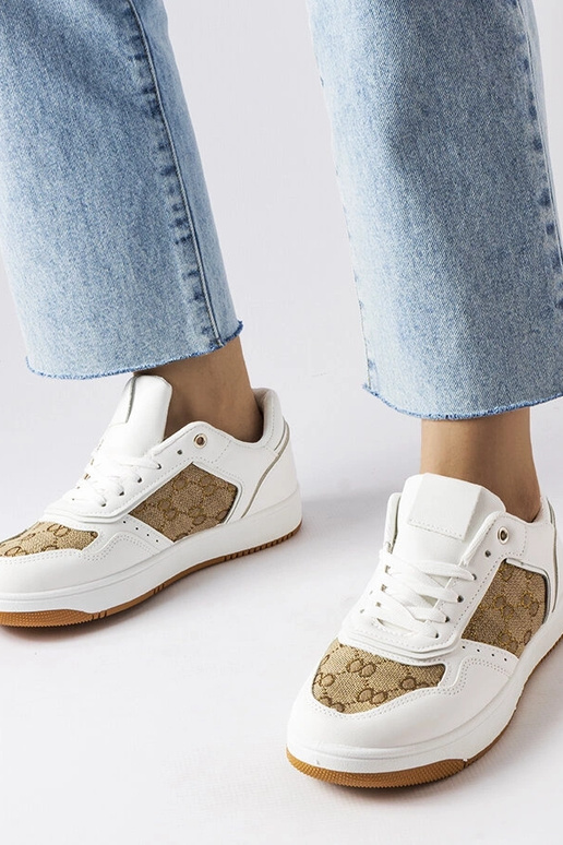 Białe sneakersy zdobione monogramem...