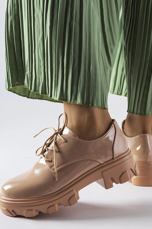 Beżowe lakierowane półbuty Kelly