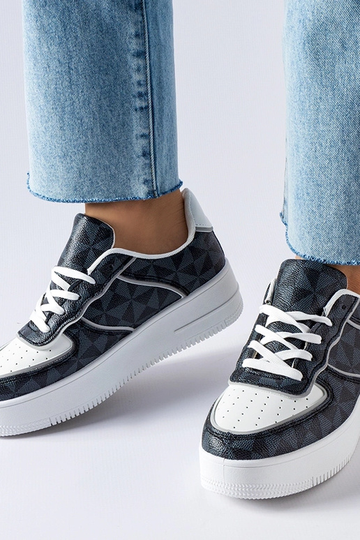 Czarne sneakersy zdobione monogramem...