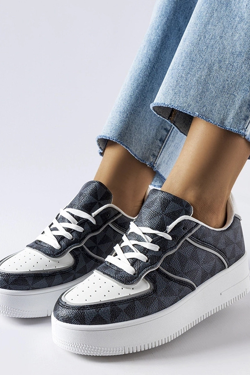 Czarne sneakersy zdobione monogramem...