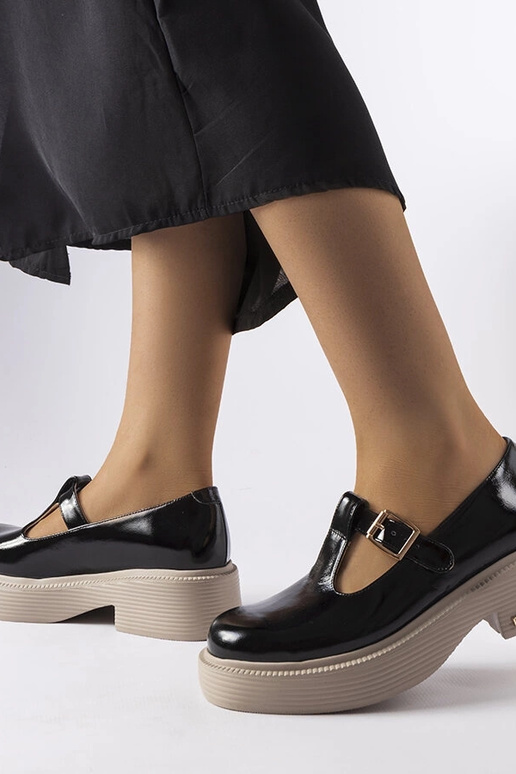 Czarne lakierowane półbuty Karino