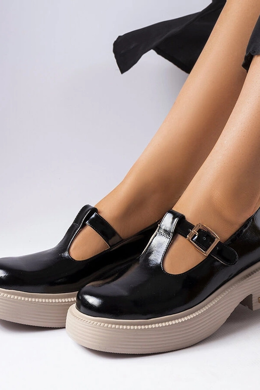 Czarne lakierowane półbuty Karino