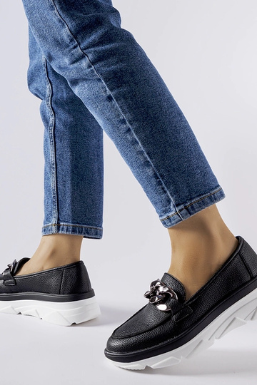 Czarne mokasyny z łańcuchem...