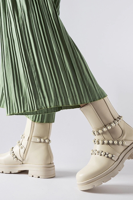 Beżowe botki zdobione perełkami...