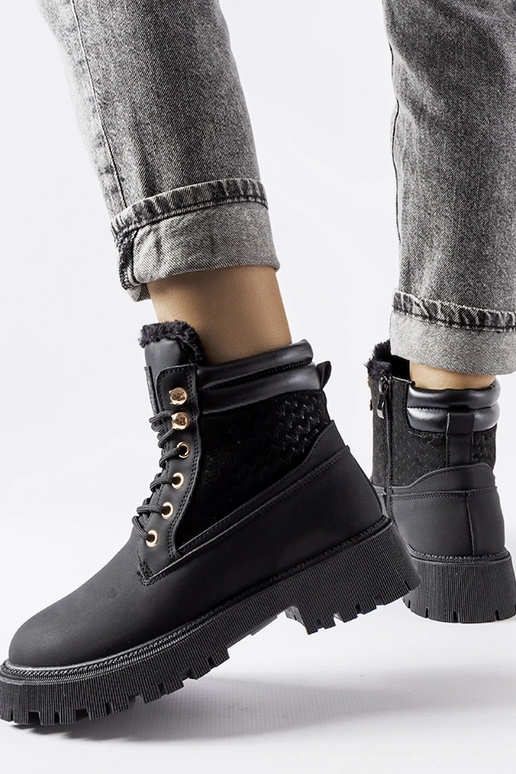 Beige insulated boots with chain... Beige insulated boots with chain...