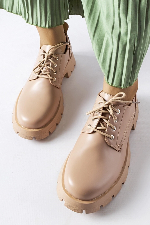 Beżowe półbuty o matowym wykończeniu...