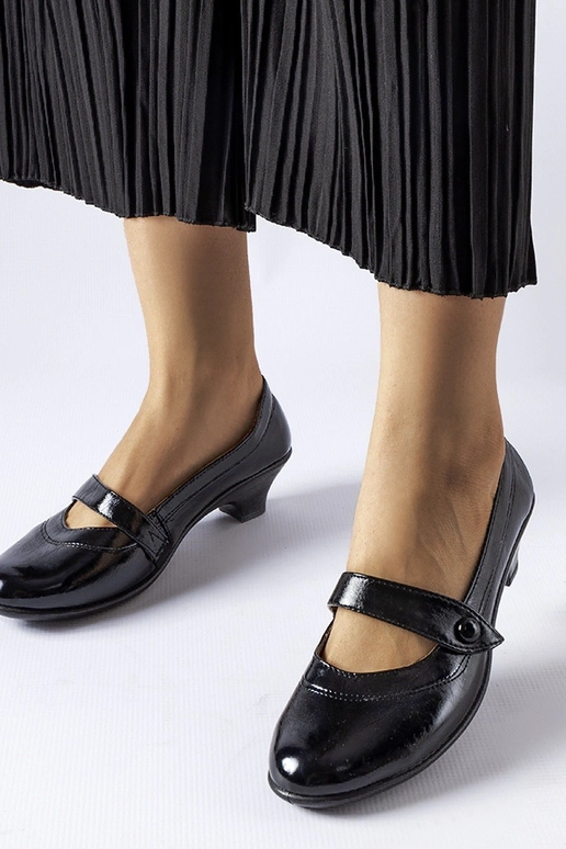Black pumps on a low wedge heel Chantal