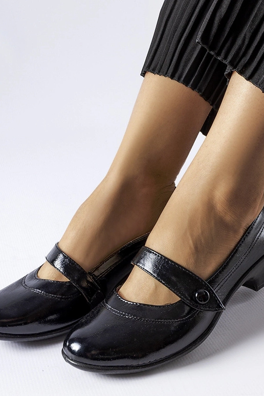 Black pumps on a low wedge heel Chantal