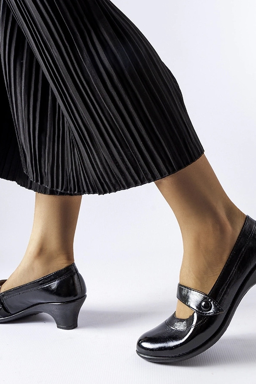 Black pumps on a low wedge heel Chantal