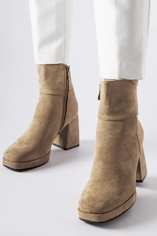 Szare botki na masywnym słupku Itaf