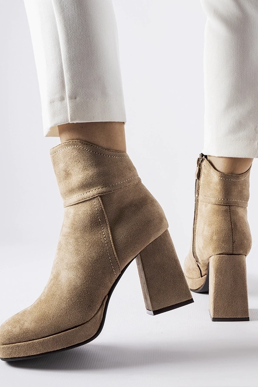 Szare botki na masywnym słupku Itaf