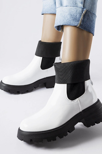 Białe wsuwane botki workery...