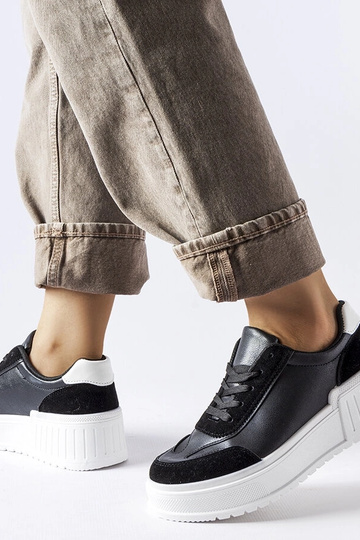 Czarne sneakersy na grubej platformie Seluci