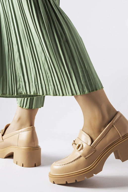 Beżowe półbuty na obcasie Fabrizio