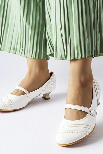 Białe czółenka na niskim...