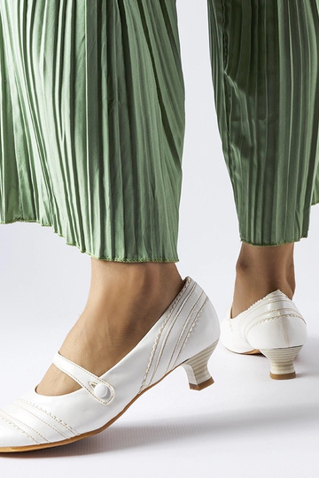 Białe czółenka na niskim... 2