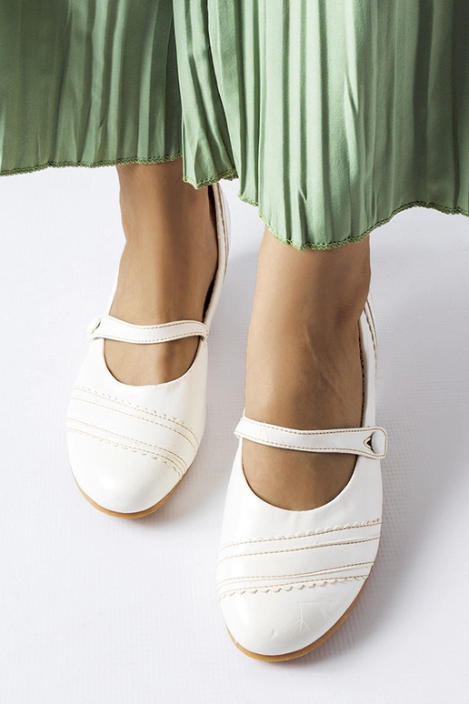 Black pumps on a low wedge heel Chantal