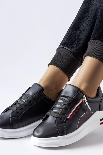 Czarne sneakersy na białej... 2
