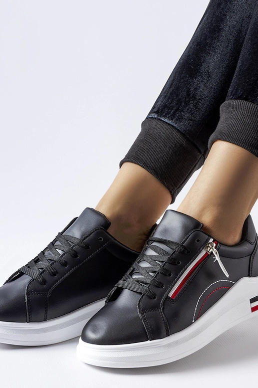 Czarne sneakersy na białej podeszwie...