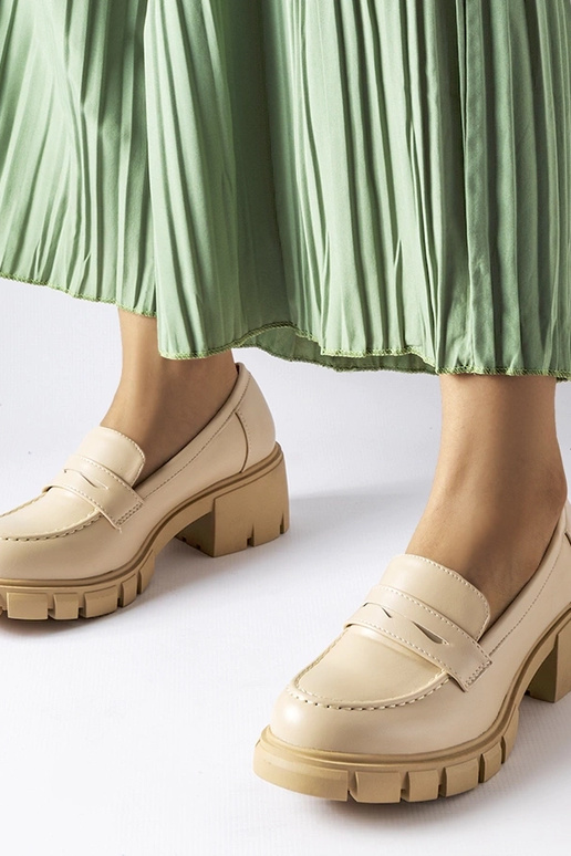 Beżowe klasyczne mokasyny na klocku Dina