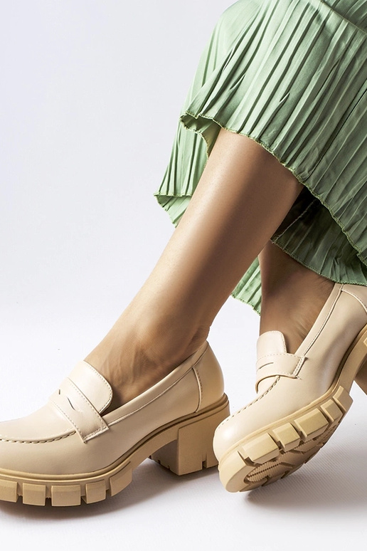 Beżowe klasyczne mokasyny na klocku Dina