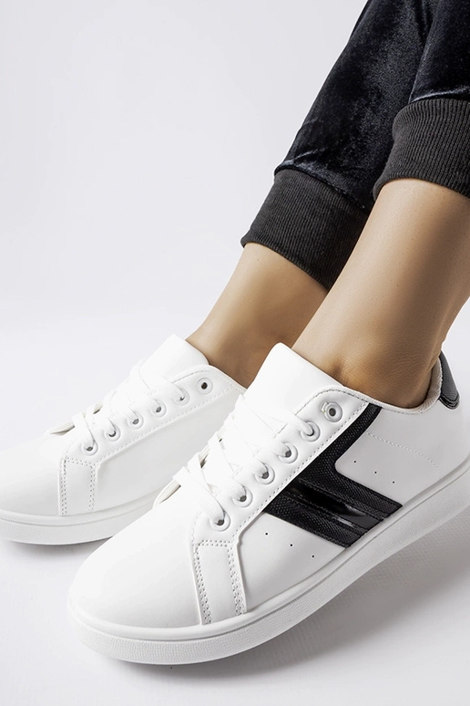 Białe sneakersy z czarnymi wstawkami...