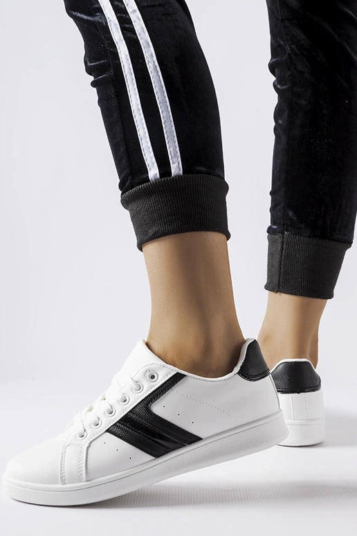 Białe sneakersy z czarnymi wstawkami...