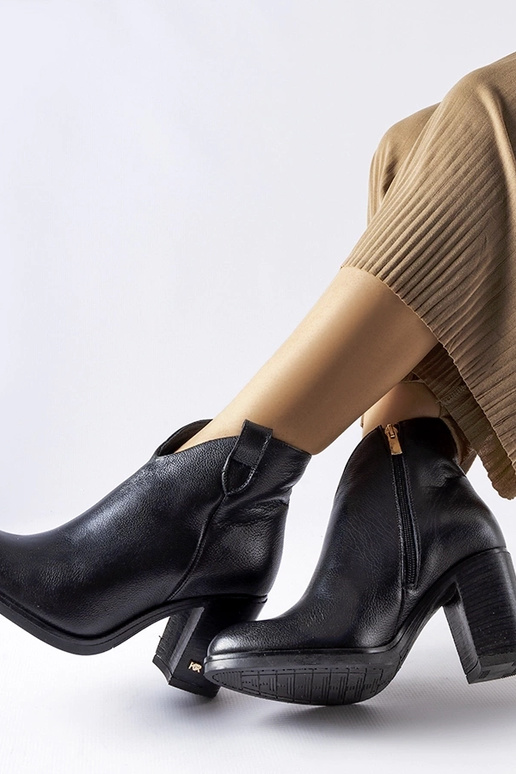 Czarne skórzane ocieplane botki Karino