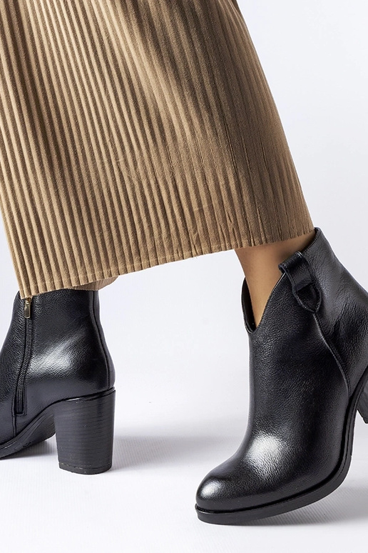 Czarne skórzane ocieplane botki Karino