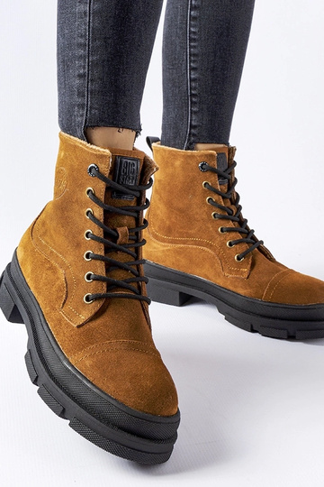 Brązowe skórzane workery...