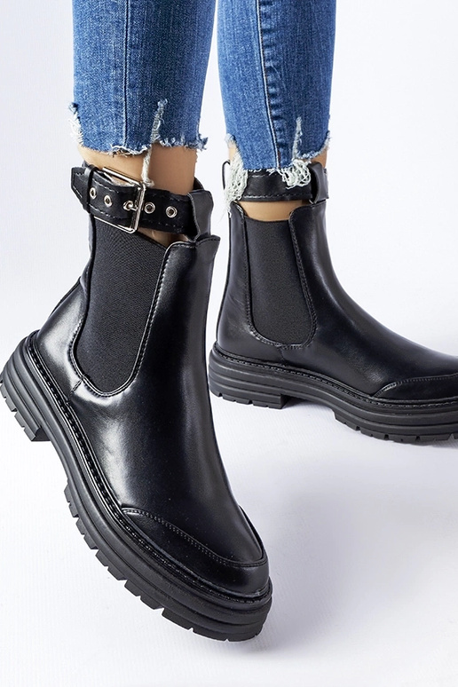 Czarne botki z ozdobnym zapięciem... Czarne botki z ozdobnym zapięciem...