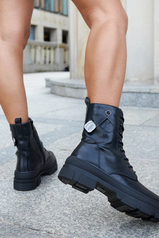 Beige insulated boots with chain... Beige insulated boots with chain...