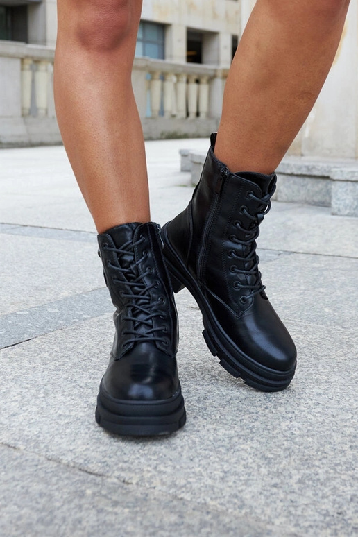 Beige insulated boots with chain... Beige insulated boots with chain...