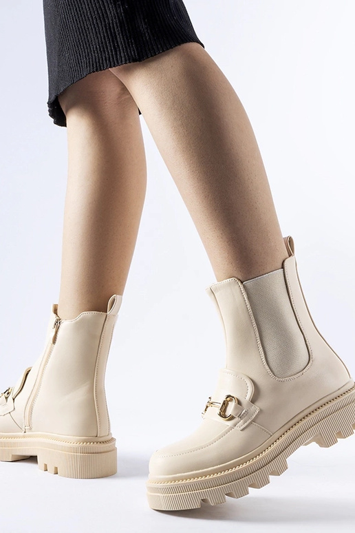 Beżowe botki z widocznym protektorem...