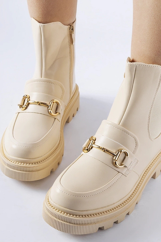 Beżowe botki z widocznym protektorem...