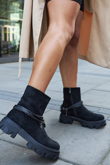 Czarne botki z ozdobną...